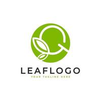 logotipo creativo de la letra inicial q. estilo lineal de forma de círculo vinculado con el símbolo de hoja verde. utilizable para logotipos de negocios, salud, naturaleza y granjas. elemento de plantilla de ideas de diseño de logotipo de vector plano. eps10