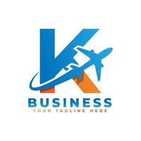 letra k con diseño de logo de avión. adecuado para giras y viajes, puesta en marcha, logística, plantilla de logotipo empresarial vector