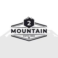 insignia de emblema vintage número 2 logotipo de tipografía de montaña para expedición de aventura al aire libre, camisa de silueta de montaña, elemento de plantilla de diseño de sello de impresión vector