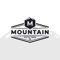 emblema vintage insignia letra m logotipo de tipografía de montaña para expedición de aventura al aire libre, camisa de silueta de montaña, elemento de plantilla de diseño de sello de impresión vector