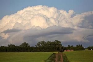 nubes tormentosas formándose en el pintoresco saskatchewan foto