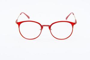 gafas de sol de moda marcos rojos sobre fondo blanco.