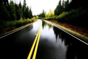 autopista cassiar húmeda a través del norte de columbia británica foto