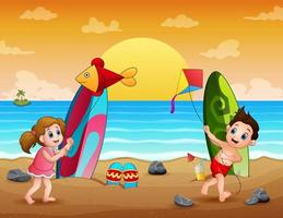 niños felices jugando cometa en la ilustración de la playa vector