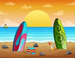 escena de la playa al atardecer de vacaciones de verano con tablas de surf en la arena vector