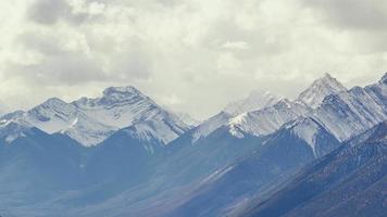 4K-Zeitraffer-Sequenz von Banff, Kanada - die Berge in Banff video