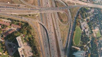 séquence vidéo 4k de toronto, canada - vue aérienne à vol d'oiseau de l'autoroute 401 de toronto et de la promenade de la vallée du don appelée dvp video