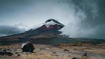 sequência de timelapse 4k do parque nacional de cotopaxi, equador - o vulcão cotopaxi durante o dia video