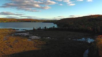 Secuencia de video 4k del parque provincial algonquin, canadá - un lago en ontario al atardecer