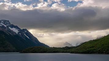 Sequenza timelapse 4k di torres del paine, cile - il lago dickson prima del tramonto video