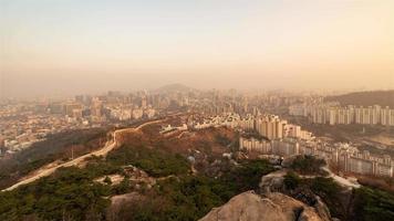 4k timelapse-reeks van seoul, korea - groothoek seoul van dag tot nacht gezien vanaf de seonbawi-rotsen video