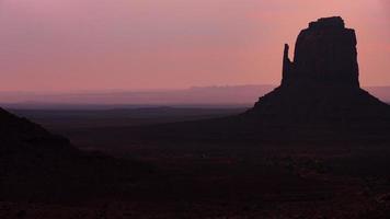 Séquence accélérée 4k de Monument Valley, États-Unis - gros plan du lever du soleil dans le parc