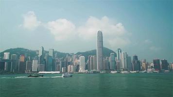 4k sequência de vídeo em tempo real de hong kong, china - o horizonte de hong kong durante o dia