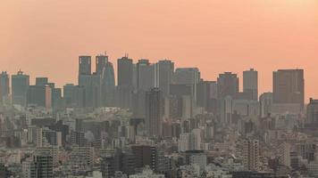 Secuencia de lapso de tiempo de 4k de tokio, japón: el horizonte de shinjuku en tokio filmado desde el centro cívico de bunkyo
