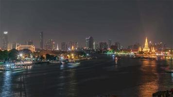 Secuencia de timelapse de 4k de bangkok, tailandia - el río chao phraya en la noche