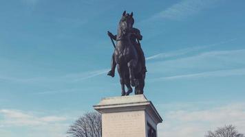 Secuencia de hiperlapso de 4k de París, Francia - la estatua de Enrique IV video