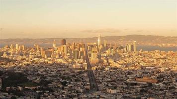 4k timelapse-reeks van san francisco, vs - de skyline van san francisco van dag tot nacht gezien vanaf twin peak video