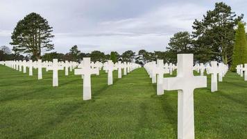 4K-Zeitraffer-Sequenz von Colleville, Frankreich - tagsüber auf dem Friedhof video