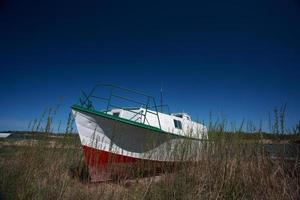 barco de pesca varado cerca de riverton manitoba foto