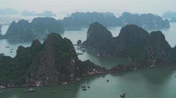 Séquence timelapse 4k de la baie d'ha long, vietnam - baie d'ha long du jour à la nuit video