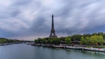 4k sequenza timelapse di parigi, francia - la torre eiffel dal giorno alla notte vista dal pont de bir-hakeim video