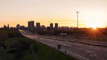 Sequência de timelapse 4k de toronto, canadá - a rodovia 401 em toronto do dia para a noite video