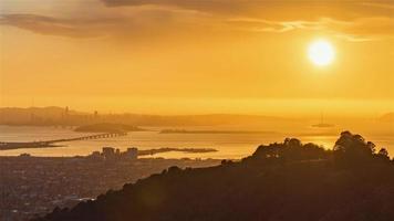 4K-Zeitraffer-Sequenz von San Francisco, USA - Bucht von San Francisco von Tag zu Nacht, wie von Oakland aus gesehen video