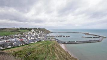 4k-Videosequenz von Port-en-Bessin, Frankreich - Panorama der Stadt video