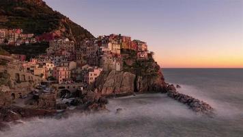 4k timelapse-sekvens av cinque terre, Italien - den ikoniska byn manarola från dag till natt video