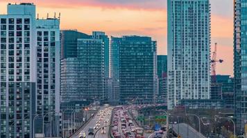 Secuencia de lapso de tiempo de 4k de toronto, canadá - la autopista gardiner al atardecer video