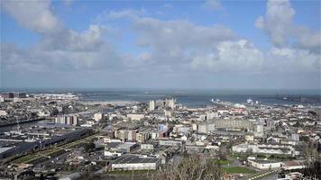 HD-videosekvens av Cherbourg, Frankrike - vidvinkelvy över staden video