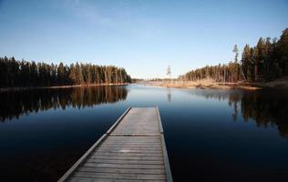 muelle en el norte del lago manitoba foto