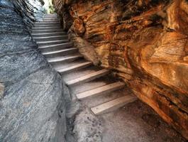 escaleras de roca en las cataratas athabasca en el parque nacional jasper foto