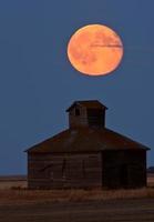 luna llena sobre el antiguo granero de saskatchewan