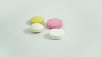 Surtido de píldoras, tabletas y cápsulas de medicamentos farmacéuticos foto