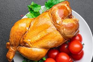 pollo al horno frito festivo mesa de pascua ahumado aves enteras fondo de alimentos foto