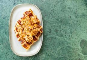 croffles con almendras y caramelo - tendencia gastronómica que combina la palabra croissant y waffle foto