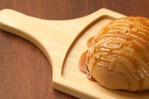 pan en una tabla de madera foto