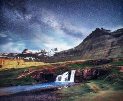 parque nacional del valle landmannalaugar. en las suaves laderas de las montañas hay campos de nieve y glaciares. Islandia magnífica en el verano foto