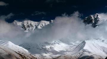 hick niebla en el puerto de montaña goulet. georgia, svaneti. Europa. montañas del cáucaso foto