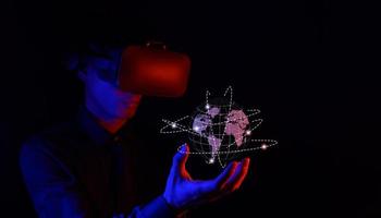 gafas de realidad virtual. realidad aumentada, juego, concepto de tecnología futura. vr mundo simulado de metaverso postura corporal vestido futurista