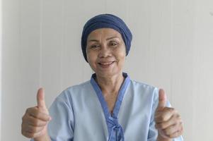 retrato de una anciana paciente con cáncer que usa pañuelo en la cabeza en el hospital, atención médica y concepto médico foto