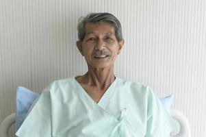 retrato de un paciente mayor acostado en la cama en el hospital, atención médica y concepto médico foto