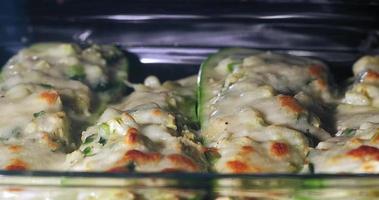 heerlijke vegetarische braadpan met kaas bakken in restaurant oven en bruine korst verschijnt bovenop timelapse extreme close-up video