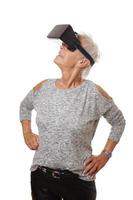 mujer madura con auriculares vr experimentando realidad virtual foto