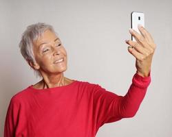 mujer madura tomando un selfie con smartphone