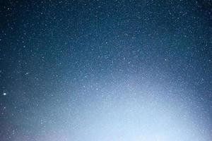 cielo nocturno vibrante con estrellas y nebulosa y galaxia. astrofotografía de cielo profundo foto