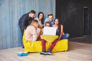 grupo de jóvenes amigos creativos que cuelgan el concepto de redes sociales. personas juntas discutiendo proyectos creativos durante el proceso de trabajo, jugando juegos o viendo películas de video foto