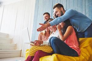 grupo de jóvenes amigos creativos que cuelgan el concepto de redes sociales. personas juntas discutiendo proyectos creativos durante el proceso de trabajo, jugando juegos o viendo películas de video foto