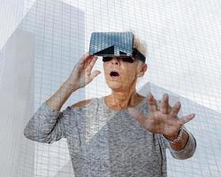 mujer mayor con casco de realidad virtual vr está atónita foto